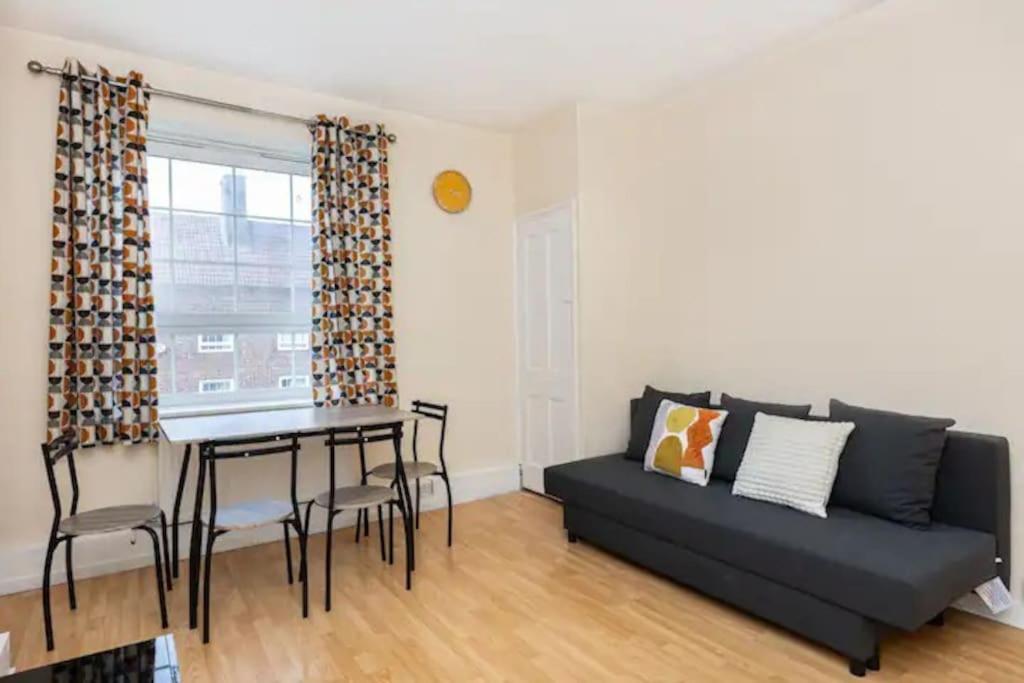Tranquil 1Br In South Bank With Onsite Parking Apartment ลอนดอน ภายนอก รูปภาพ