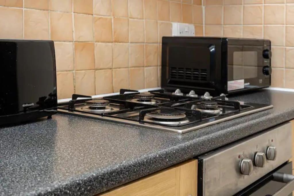 Tranquil 1Br In South Bank With Onsite Parking Apartment ลอนดอน ภายนอก รูปภาพ