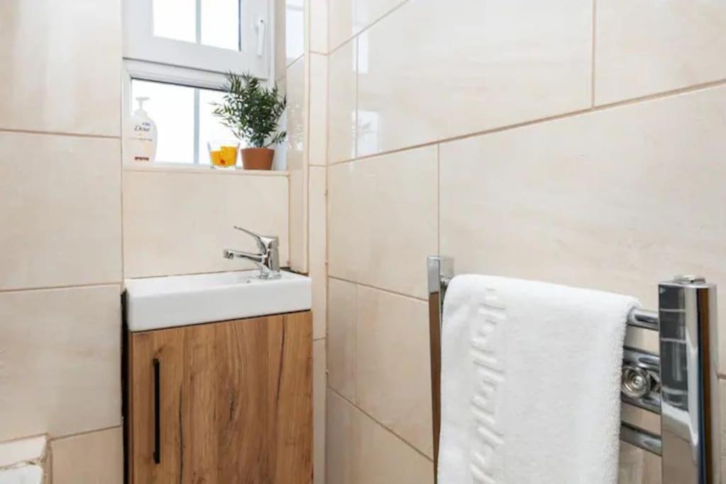 Tranquil 1Br In South Bank With Onsite Parking Apartment ลอนดอน ภายนอก รูปภาพ