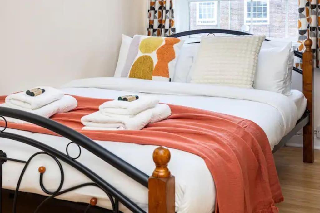 Tranquil 1Br In South Bank With Onsite Parking Apartment ลอนดอน ภายนอก รูปภาพ