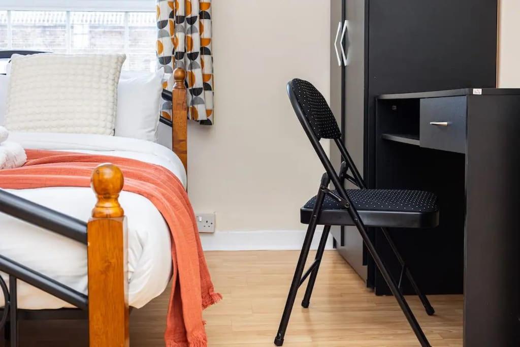 Tranquil 1Br In South Bank With Onsite Parking Apartment ลอนดอน ภายนอก รูปภาพ