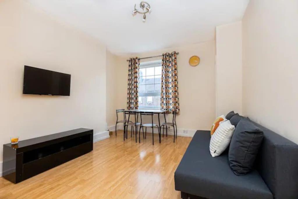 Tranquil 1Br In South Bank With Onsite Parking Apartment ลอนดอน ภายนอก รูปภาพ