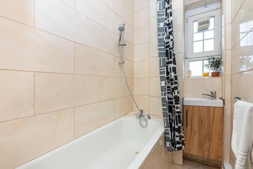 Tranquil 1Br In South Bank With Onsite Parking Apartment ลอนดอน ภายนอก รูปภาพ