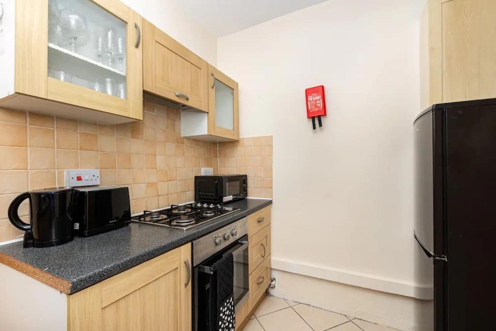 Tranquil 1Br In South Bank With Onsite Parking Apartment ลอนดอน ภายนอก รูปภาพ