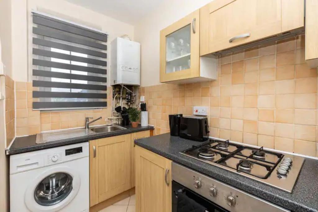 Tranquil 1Br In South Bank With Onsite Parking Apartment ลอนดอน ภายนอก รูปภาพ