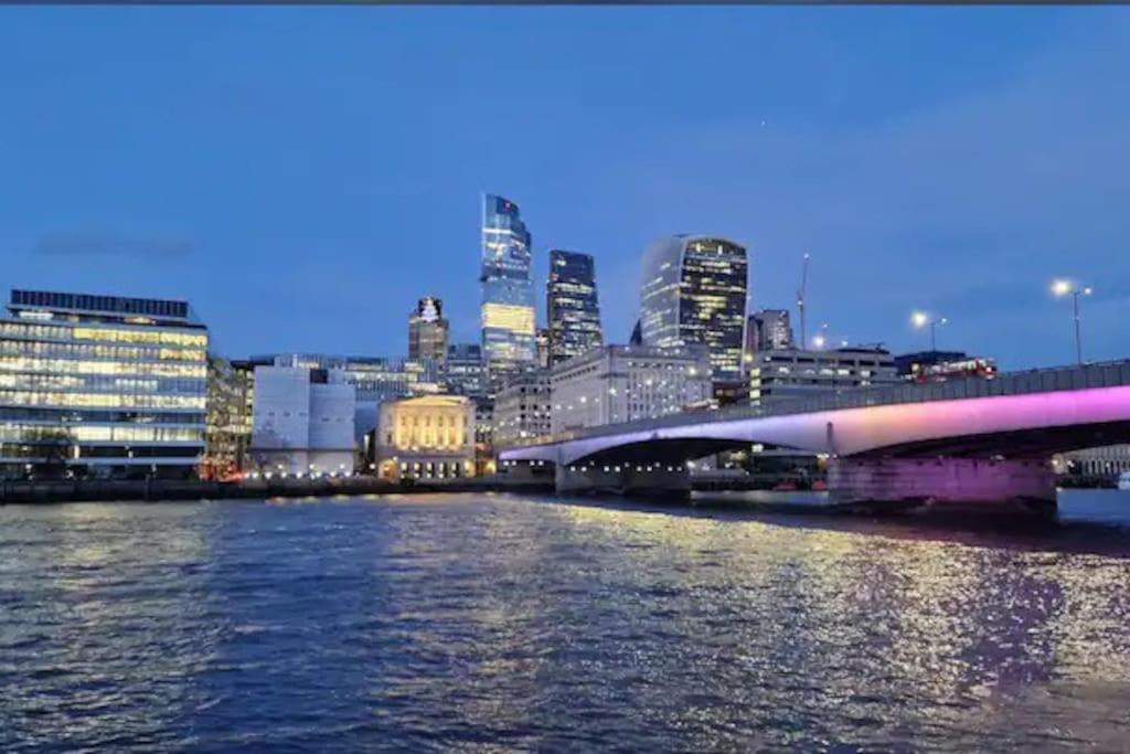 Tranquil 1Br In South Bank With Onsite Parking Apartment ลอนดอน ภายนอก รูปภาพ